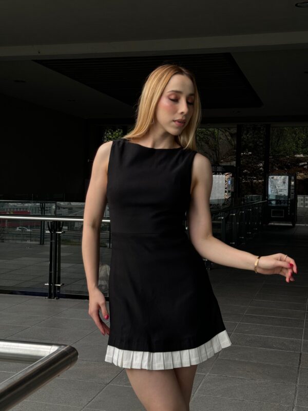 VESTIDO NEGRO / TABLONES BLANCOS - Imagen 3
