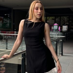 VESTIDO NEGRO / TABLONES BLANCOS