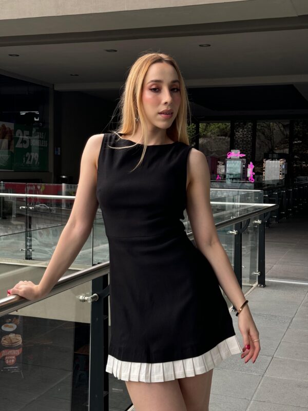 VESTIDO NEGRO / TABLONES BLANCOS