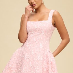 Vestido rosa de vuelo con textura